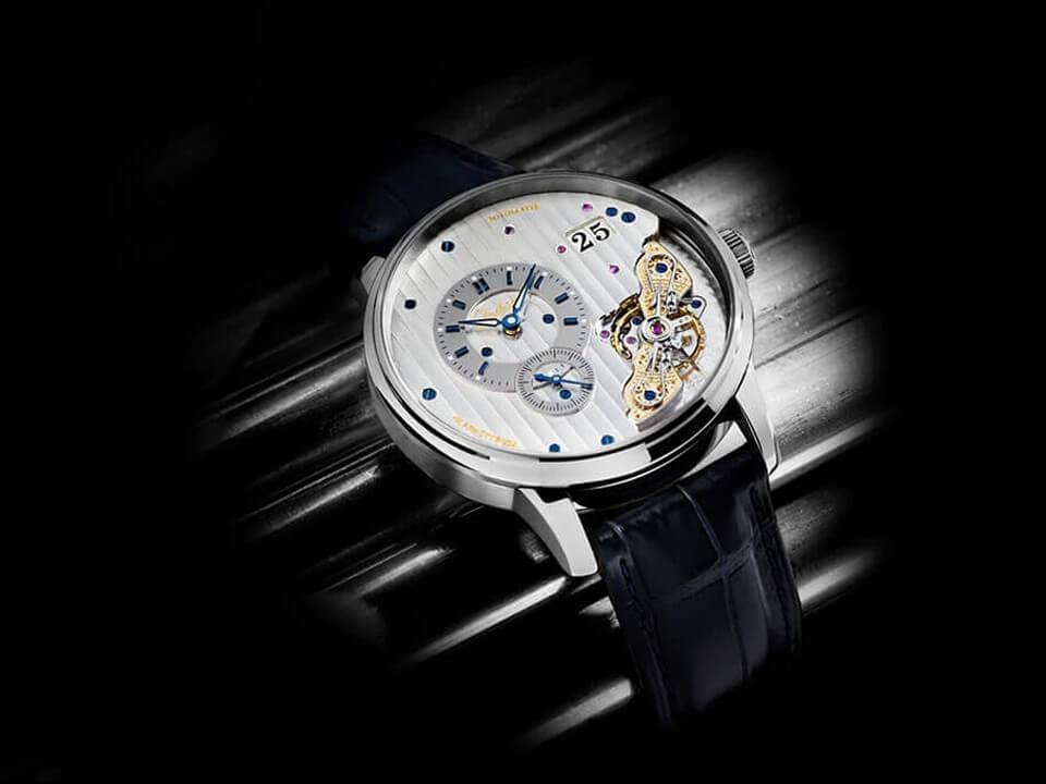 Glashütte Original PanoMaticInverse Automatik Edelstahl 42mm silbernes Zifferblatt schwarzes Lederband – Herrenuhren Uhr mit Datum aus Edelstahl. Das Gehäuse ist rund und silber. Das Lederarmband Kroko / Alligator ist blau. Das Zifferblatt ist ein Index in silber. – Ansicht 3