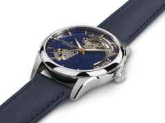Hamilton Jazzmaster Open Heart Lady Automatik Edelstahl 36mm blaues Zifferblatt blaues Lederband – Damenuhren Uhr ohne Datum aus Edelstahl. Das Gehäuse ist rund und silber. Das Lederarmband ist blau. Das Zifferblatt ist ein Index in blau. – Ansicht 2