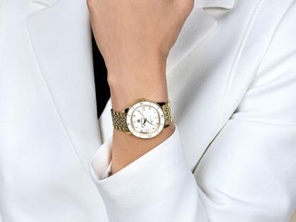 Rado Captain Cook Automatik Edelstahl gelbgold beschichtet 37 mm Marina Hoermanseder Edition – Damenuhren Uhr mit Datum aus Edelstahl, Leder und PVD beschichtet. Das Gehäuse ist rund und gelbgold. Das Edelstahlarmband ist gelbgold. Das Zifferblatt ist ein Index in weiß. – Ansicht 8