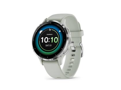 Garmin Venu 3S faserverstärktes Polymer salbeigrau 41mm salbeigraues Kautschukband – Herrenuhren Uhr Multifunktion aus Edelstahl, Kautschuk und Kunststoff. Das Gehäuse ist rund und grün. Das Kautschuk / Kunststoff / Silikon Armband ist grün. Das Zifferblatt ist digital und schwarz. – Ansicht 3