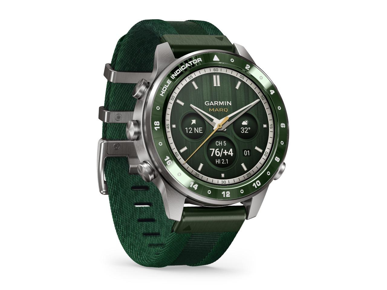 Garmin MARQ Golfer Gen 3 Titan 47mm digitales Display grünes Textilband – Herrenuhren Uhr Multifunktion aus Kautschuk, Keramik und Titan. Das Gehäuse ist rund und grau. Das Textilarmband ist grün. Der Zifferblatt ist digital. – Ansicht 5