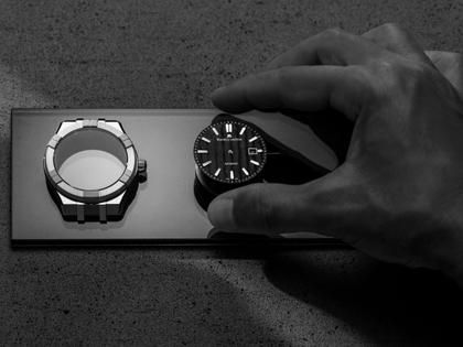 Maurice Lacroix AIKON-IC Automatik Edelstahl 43mm Carbon-Zifferblatt schwarzes Kautschukband – Herrenuhren Uhr mit Datum aus Carbon, Edelstahl, Kautschuk, Keramik und Leder. Das Gehäuse ist rund und silber. Das Kautschuk / Kunststoff / Silikon Armband ist schwarz. Das Zifferblatt ist ein Index in schwarz. – Ansicht 10