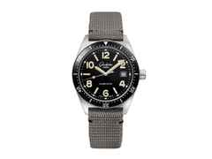 Glashütte Original SeaQ Automatik Edelstahl 40mm schwarzes Zifferblatt graues Textilband – Herrenuhren Uhr mit Datum aus Edelstahl. Das Gehäuse ist rund und silber. Das Textilarmband ist grau. Das Zifferblatt ist arabisch Index und schwarz.
