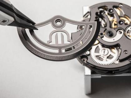 Maurice Lacroix Masterpiece Skeleton Label Noir Handaufzug Edelstahl Schwarz-DLC 43mm schwarzes Zifferblatt schwarzes Textilband – Herrenuhren Uhr ohne Datum aus DLC beschichtet, Edelstahl und PVD beschichtet. Das Gehäuse ist rund und schwarz. Das Textilarmband ist schwarz. Das Zifferblatt ist skelettiert und schwarz. – Ansicht 8