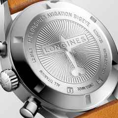 Longines Avigation Bigeye Automatik Titan 41mm blaues Zifferblatt braunes Lederband – Herrenuhren Chronograph aus Titan. Das Gehäuse ist rund und silber. Das Lederarmband ist braun. Das Zifferblatt ist arabisch und blau. – Ansicht 5