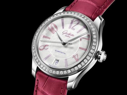 Glashütte Original Lady Serenade Automatik Edelstahl 36mm Perlmutt-Zifferblatt mit Brillanten rosa Lederband Limited Edition – Damenuhren Uhr mit Datum aus Edelstahl. Das Gehäuse ist rund und silber. Das Lederarmband Kroko / Alligator ist rosa. Das Zifferblatt ist arabisch Index und blau. – Ansicht 5
