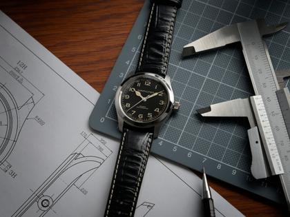 Hamilton Khaki Field Murph Automatik Edelstahl 38mm schwarzes Zifferblatt schwarzes Lederband – Herrenuhren Uhr ohne Datum aus Edelstahl und Leder. Das Gehäuse ist rund und silber. Das Lederarmband ist schwarz. Das Zifferblatt ist arabisch und schwarz. – Ansicht 5