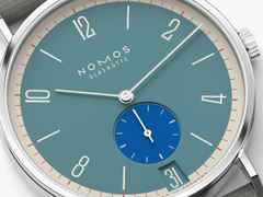 Nomos Glashütte Tangente 38 Datum "175 Years Watchmaking - Super Sardine" Handaufzug Edelstahl blaues Zifferblatt graues Textilband Glasboden – Herrenuhren Uhr mit Datum aus Edelstahl. Das Gehäuse ist rund und silber. Das Textilarmband ist grau. Das Zifferblatt ist arabisch Index und blau. – Ansicht 4