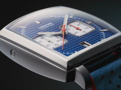 Union Glashütte Averin Chronograph Automatik Edelstahl 41mm blaues Zifferblatt blaues Lederband – Herrenuhren Chronograph aus Edelstahl und Leder. Das Gehäuse ist quadratisch und silber. Das Lederarmband ist blau. Das Zifferblatt ist ein Index in blau. – Ansicht 3