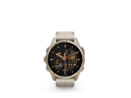Garmin fenix 8 43mm AMOLED faserverstärktes Polymer Edelstahl softgold beschichtet kalksteinfarbenes Lederband – Damenuhren Uhr Multifunktion aus DLC beschichtet und Edelstahl. Das Gehäuse ist rund und beige. Das Lederarmband ist beige. Das Zifferblatt ist digital und schwarz.