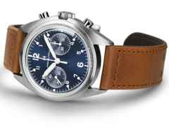 Hamilton Khaki Aviation Pilot Pioneer Mechanical Chrono Handaufzug Edelstahl 40mm blaues Zifferblatt braunes Lederband – Herrenuhren Chronograph aus Edelstahl und Leder. Das Gehäuse ist rund und silber. Das Lederarmband ist braun. Das Zifferblatt ist arabisch Index und blau. – Ansicht 2