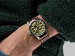 Hamilton Khaki Field Automatik Edelstahl 38mm grünes Zifferblatt braunes Lederband – Herrenuhren Uhr ohne Datum aus Edelstahl und Leder. Das Gehäuse ist rund und silber. Das Lederarmband ist braun. Das Zifferblatt ist arabisch und grün. – Ansicht 4