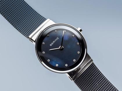 Bering 10126 Edelstahl Damenuhr blaues Zifferblatt blaues Edelstahlband – Damenuhren Uhr ohne Datum aus Edelstahl. Das Gehäuse ist rund und silber. Das Edelstahlarmband ist blau. Das Zifferblatt ist ein Index in blau. – Ansicht 2