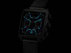 TAG Heuer Monaco Chronograph Automatik Titan 39mm skelettiertes Zifferblatt schwarzes Kautschuk-Lederband – Herrenuhren Chronograph aus Titan. Das Gehäuse ist quadratisch und silber. Das Kautschuk / Kunststoff / Silikon Armband ist schwarz. Das Zifferblatt ist ein Index in schwarz. – Ansicht 3
