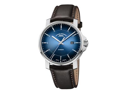 Mühle Glashütte 29er Casual Automatik Edelstahl 42,4mm blaues Zifferblatt braunes Lederband – Herrenuhren Uhr mit Datum aus Edelstahl und Leder. Das Gehäuse ist rund und silber. Das Lederarmband ist blau. Das Zifferblatt ist ein Index in braun.