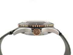 Glashütte Original SeaQ Panoramadatum Automatik Edelstahl und Rotgold 43mm Textilband 1-36-13-04-91-34 Full Set Occasion – Herrenuhren Uhr mit Datum aus 750 Rotgold, Edelstahl und Keramik. Das Gehäuse ist rund und silber-rotgold. Das Textilarmband ist grau. Das Zifferblatt ist arabisch Index und grau. – Ansicht 3