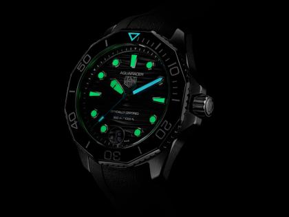 TAG Heuer Aquaracer Professional 300 Date Automatik Edelstahl 42mm schwarzes Zifferblatt schwarzes Kautschukband – Herrenuhren Uhr mit Datum aus Edelstahl und Keramik. Das Gehäuse ist rund und silber. Das Kautschuk / Kunststoff / Silikon Armband ist schwarz. Das Zifferblatt ist ein Index in schwarz. – Ansicht 6