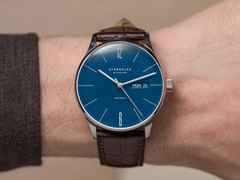 Sternglas Berlin Automatik Edelstahl 38mm blaues Zifferblatt schwarzes Lederband – Herrenuhren Uhr mit Datum aus Edelstahl und Leder. Das Gehäuse ist rund und silber. Das Lederarmband ist schwarz. Das Zifferblatt ist ein Index in blau. – Ansicht 7