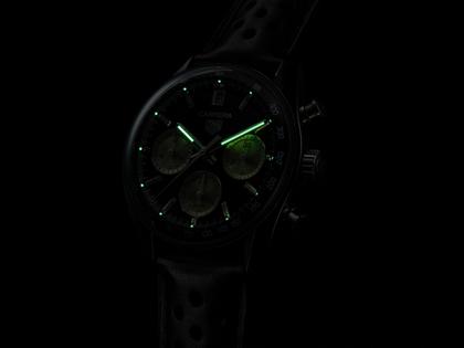 TAG Heuer Carrera Chronograph Automatik Edelstahl 39mm schwarzes Zifferblatt schwarzes Lederband – Herrenuhren Chronograph aus Edelstahl und Leder. Das Gehäuse ist rund und silber. Das Lederarmband ist schwarz. Das Zifferblatt ist ein Index in schwarz. – Ansicht 6