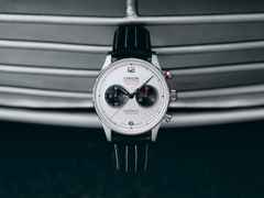 Union Glashütte Noramis Chronograph Sachsen Classic 2025 Limited Edition Automatik Edelstahl 42mm silberfarbenes Zifferblatt schwarzes Lederband – Herrenuhren Chronograph aus Edelstahl und Leder. Das Gehäuse ist rund und silber. Das Lederarmband ist schwarz. Das Zifferblatt ist arabisch Index und silber. – Ansicht 4