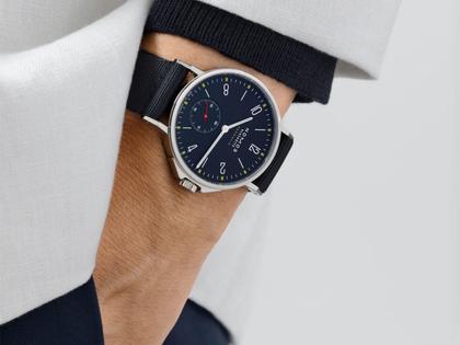 Nomos Glashütte Ahoi neomatik Atlantik Automatik Edelstahl 36mm blaues Zifferblatt schwarzes Textilband Glasboden – Damenuhren Uhr ohne Datum aus Edelstahl. Das Gehäuse ist rund und silber. Das Textilarmband ist blau. Das Zifferblatt ist arabisch Index und blau. – Ansicht 4
