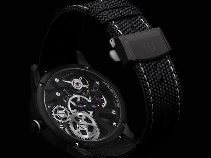 Maurice Lacroix Masterpiece Skeleton Label Noir Handaufzug Edelstahl Schwarz-DLC 43mm schwarzes Zifferblatt schwarzes Textilband – Herrenuhren Uhr ohne Datum aus DLC beschichtet, Edelstahl und PVD beschichtet. Das Gehäuse ist rund und schwarz. Das Textilarmband ist schwarz. Das Zifferblatt ist skelettiert und schwarz. – Ansicht 5