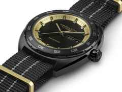 Hamilton American Classic Pan Europ Day Date Automatik Edelstahl schwarz beschichtet schwarz Lederband schwarz – Herrenuhren Uhr mit Datum aus Edelstahl und Leder. Das Gehäuse ist rund und schwarz. Das Lederarmband ist schwarz. Das Zifferblatt ist ein Index in schwarz. – Ansicht 4