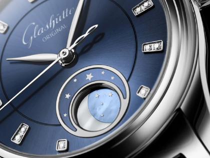 Glashütte Original Lady Serenade Luna Automatik Edelstahl 32,5mm blaues Zifferblatt blaues Lederband – Damenuhren Uhr ohne Datum aus Edelstahl und Leder. Das Gehäuse ist rund und silber. Das Lederarmband Kroko / Alligator ist blau. Das Zifferblatt ist ein Index in weiß. – Ansicht 3
