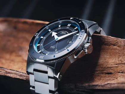 Mühle Glashütte Sportivo Travel GMT Automatik Edelstahl 42,5mm schwarzes Zifferblatt schwarzes Leder-Kautschukband – Herrenuhren Uhr mit Datum aus Edelstahl, Kautschuk, Keramik und Leder. Das Gehäuse ist rund und silber. Das Kautschuk / Kunststoff / Silikon Armband ist schwarz. Das Zifferblatt ist arabisch Index und schwarz. – Ansicht 2