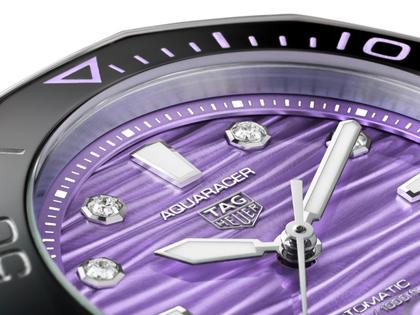 TAG Heuer Aquaracer Professional 300 Date Automatik Edelstahl 36mm lila Zifferblatt mit Brillanten Metallband – Damenuhren Uhr mit Datum aus Edelstahl und Keramik. Das Gehäuse ist rund und silber. Das Edelstahlarmband ist silber. Das Zifferblatt ist ein Index in lila. – Ansicht 3