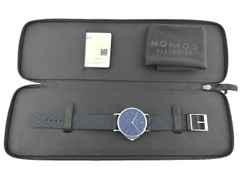 Nomos Glashütte Ahoi Atlantik Automatik Edelstahl 40mm Glasboden Ref. 557 Full Set Occasion Neu – Herrenuhren Uhr ohne Datum aus Edelstahl. Das Gehäuse ist rund und silber. Das Textilarmband ist blau. Das Zifferblatt ist arabisch Index und blau. – Ansicht 5
