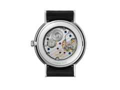 Nomos Glashütte Ludwig 38 Handaufzug Edelstahl weißes Zifferblatt schwarzes Lederband Glasboden – Herrenuhren Uhr ohne Datum aus Edelstahl und Leder. Das Gehäuse ist rund und silber. Das Lederarmband ist schwarz. Das Zifferblatt ist römisch Index und weiß. – Ansicht 2