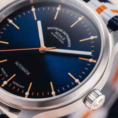 Mühle Glashütte Panova Blau Automatik Edelstahl 40mm blau-weißes Textilband – Herrenuhren Uhr ohne Datum aus Edelstahl und Leder. Das Gehäuse ist rund und silber. Das Textilarmband ist blau. Das Zifferblatt ist ein Index in blau. – Ansicht 3