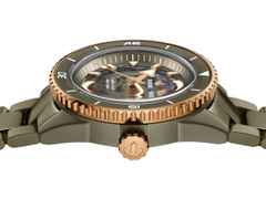 Rado Captain Cook High-Tech Ceramic Skeleton Automatik Keramik 43mm graues Zifferblatt olivgrünes Keramikband – Herrenuhren Uhr ohne Datum aus Edelstahl, Keramik, PVD beschichtet und Titan. Das Gehäuse ist rund und grau. Das Keramikarmband ist grau. Das Zifferblatt ist ein Index in grau. – Ansicht 3
