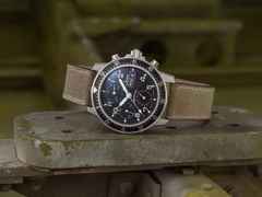 Sinn Spezialuhren 103 Ti Ar Automatik Edelstahl 41mm schwarzes Zifferblatt braunes Textilband – Herrenuhren Chronograph aus Titan. Das Gehäuse ist rund und silber. Das Textilarmband ist beige. Das Zifferblatt ist arabisch und schwarz. – Ansicht 4