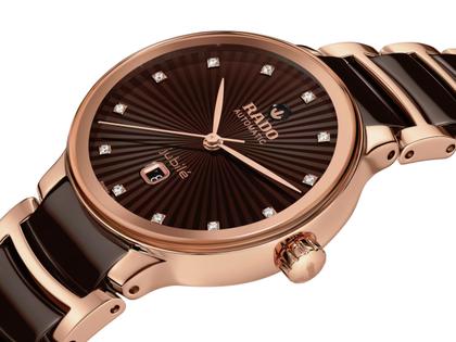 Rado Centrix Diamonds Automatik Edelstahl Roségold-PVD 30,5mm braunes Zifferblatt mit Brillanten Metallband – Damenuhren Uhr mit Datum aus Edelstahl, Keramik und PVD beschichtet. Das Gehäuse ist rund und roségold. Das Keramikarmband ist braun. Das Zifferblatt ist ein Index in braun. – Ansicht 2
