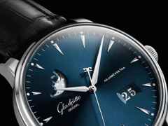 Glashütte Original Senator Excellence Panoramadatum Mondphase Automatik Edelstahl 42mm blaues Zifferblatt schwarzes Lederband – Herrenuhren Uhr mit Datum aus Edelstahl. Das Gehäuse ist rund und silber. Das Lederarmband Kroko / Alligator ist schwarz. Das Zifferblatt ist ein Index in blau. – Ansicht 3