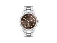 Nomos Glashütte Club Sport neomatik 39 Tabac Automatik Edelstahl braunes Zifferblatt Metallband Stahlboden – Herrenuhren Uhr ohne Datum aus Edelstahl. Das Gehäuse ist rund und silber. Das Edelstahlarmband ist silber. Das Zifferblatt ist arabisch Index und braun.