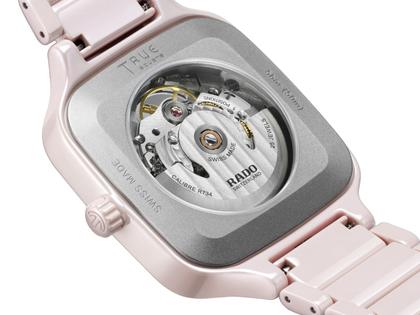 Rado True Square Open Heart Automatik Keramik 38mm rosa Zifferblatt rosa Keramikband – Herrenuhren Uhr ohne Datum aus Keramik, rhodiniert und Titan. Das Gehäuse ist quadratisch und rosa. Das Keramikarmband ist rosa. Das Zifferblatt ist skelettiert und rosa. – Ansicht 4