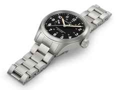 Hamilton Khaki Field Mechanical Power Reserve Handaufzug Edelstahl 40mm schwarzes Zifferblatt Metallband – Herrenuhren Uhr ohne Datum aus Edelstahl. Das Gehäuse ist rund und silber. Das Edelstahlarmband ist silber. Das Zifferblatt ist arabisch und schwarz. – Ansicht 3