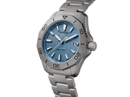 TAG Heuer Aquaracer Professional 200 Solargraph Titan 40mm blaues Zifferblatt Metallband – Herrenuhren Uhr mit Datum aus Titan. Das Gehäuse ist rund und grau. Das Titanarmband ist grau. Das Zifferblatt ist ein Index in blau. – Ansicht 3