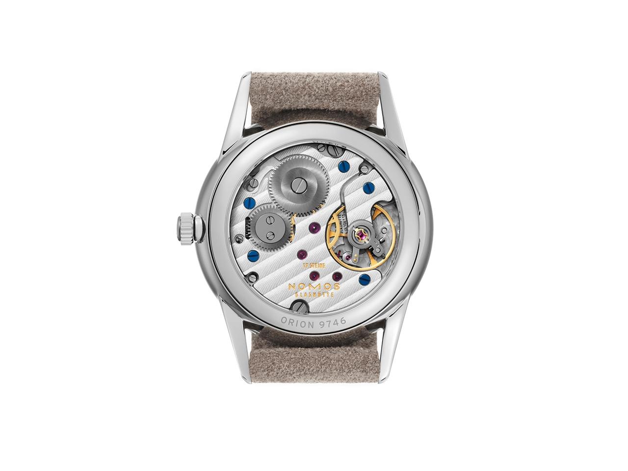 Nomos Glashütte Orion neomatik 39 Nachtblau Automatik Edelstahl 39mm blaues Zifferblatt schwarzes Lederband – Herrenuhren Uhr ohne Datum aus Edelstahl. Das Gehäuse ist rund und silber. Das Lederarmband ist schwarz. Das Zifferblatt ist ein Index in blau. – Ansicht 3