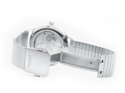 Nomos Glashütte Club Sport neomatik 42 Datum Automatik Edelstahl 42mm schwarzes Zifferblatt Metallband – Herrenuhren Uhr mit Datum aus Edelstahl. Das Gehäuse ist rund und silber. Das Edelstahlarmband ist silber. Das Zifferblatt ist arabisch Index und schwarz. – Ansicht 6