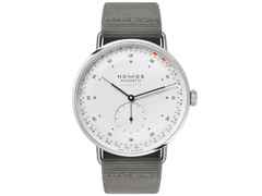 Nomos Glashütte Metro neomatik 41 Update Automatik Edelstahl 41mm weißes Zifferblatt graues Textilband – Herrenuhren Uhr mit Datum aus Edelstahl. Das Gehäuse ist rund und silber. Das Textilarmband ist schwarz. Das Zifferblatt ist arabisch Index und blau. – Ansicht 2