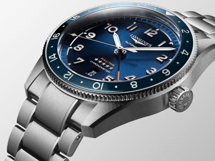 Longines Spirit Zulu Time Automatik Edelstahl 42mm blaues Zifferblatt Metallband – Herrenuhren Uhr mit Datum aus Edelstahl und Keramik. Das Gehäuse ist rund und silber. Das Edelstahlarmband ist silber. Das Zifferblatt ist arabisch und blau. – Ansicht 3