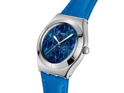 Swatch Irony Lady Blossom Time Blue Petal Promise Quarz Edelstahl 33mm blaues Zifferblatt blaues Lederband – Damenuhren Uhr ohne Datum aus Edelstahl und Leder. Das Gehäuse ist rund und silber. Das Lederarmband ist blau. Das Zifferblatt ist ohne Zeichen und blau. – Ansicht 2