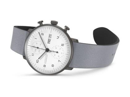 Junghans Max Bill Chronoscope Automatik Edelstahl PVD-Schwarz 40mm weißes Zifferblatt graues Lederband – Herrenuhren Uhr mit Datum aus Edelstahl und PVD beschichtet. Das Gehäuse ist rund und grau. Das Lederarmband ist grau. Das Zifferblatt ist arabisch und weiß. – Ansicht 4