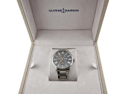 Juwelier Roller Ulysse Nardin Marine Torpilleur Automatik Edelstahl 42mm graues Zifferblatt Metallband 1183-310-7M/42-BQ Full Set Occasion Neu – Herrenuhren Uhr mit Datum aus Edelstahl. Das Gehäuse ist rund und silber. Das Edelstahlarmband ist silber. Das Zifferblatt ist römisch und grau. – Ansicht 3