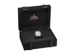 Omega Speedmaster Moonwatch Professional Chronograph Handaufzug Edelstahl 42mm weißes Zifferblatt schwarzes Kautschukband – Herrenuhren Chronograph aus Edelstahl und eloxiertes Aluminium. Das Gehäuse ist rund und silber. Das Kautschuk / Kunststoff / Silikon Armband ist schwarz. Das Zifferblatt ist ein Index in weiß. – Ansicht 5