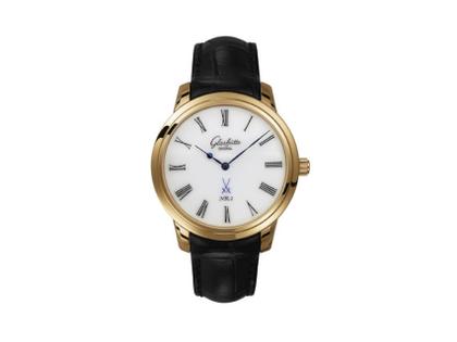 Glashütte Original Senator Meissen Vorgängermodell Automatik Roségold 40mm weißes Porzellan-Zifferblatt schwarzes Lederband – Herrenuhren Uhr ohne Datum aus 750 Rotgold und Leder. Das Gehäuse ist rund und roségold. Das Lederarmband Kroko / Alligator ist schwarz. Das Zifferblatt ist römisch und weiß.